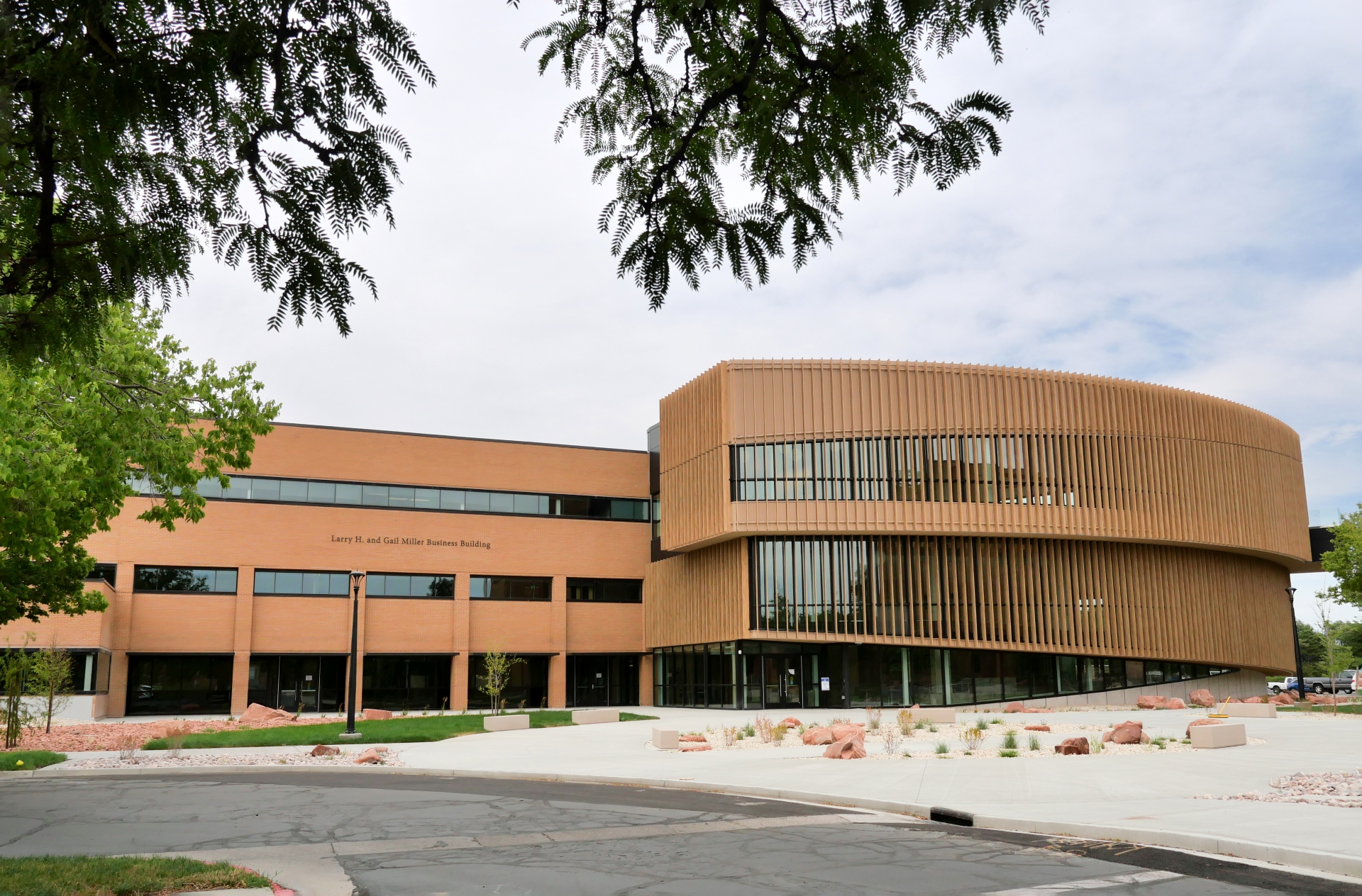 Photo 1: Exterior